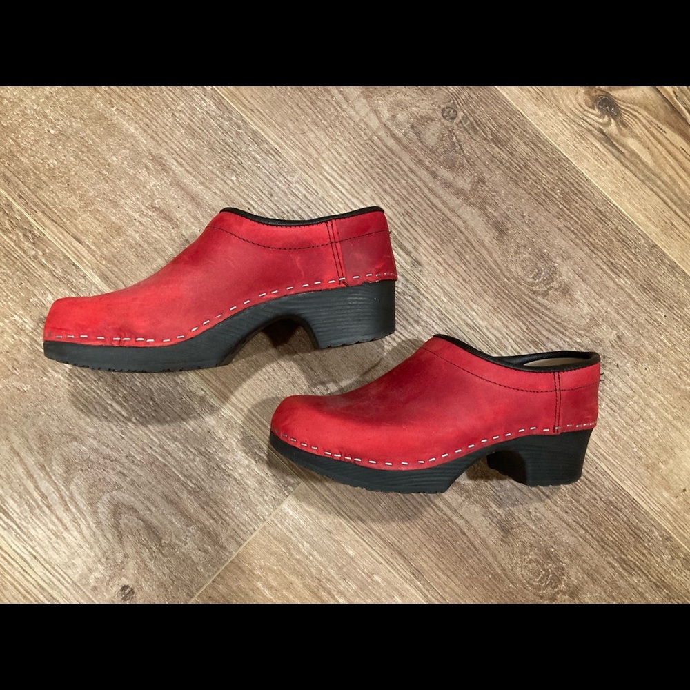 Cherry red leather “Cape Clogs” EXCELLENT like new condition